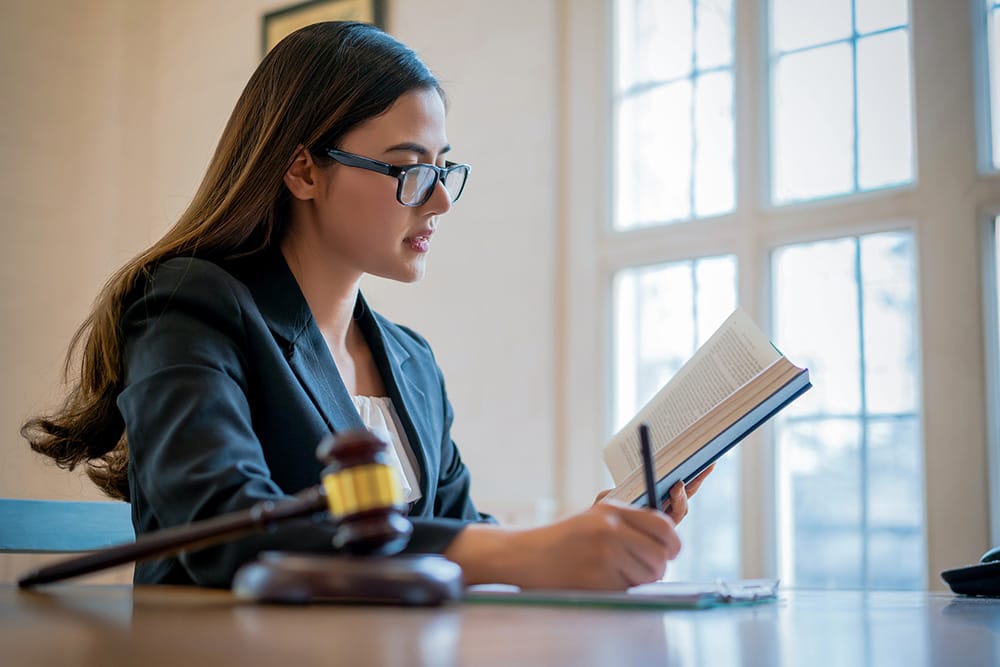 Vrouw geeft juridisch advies