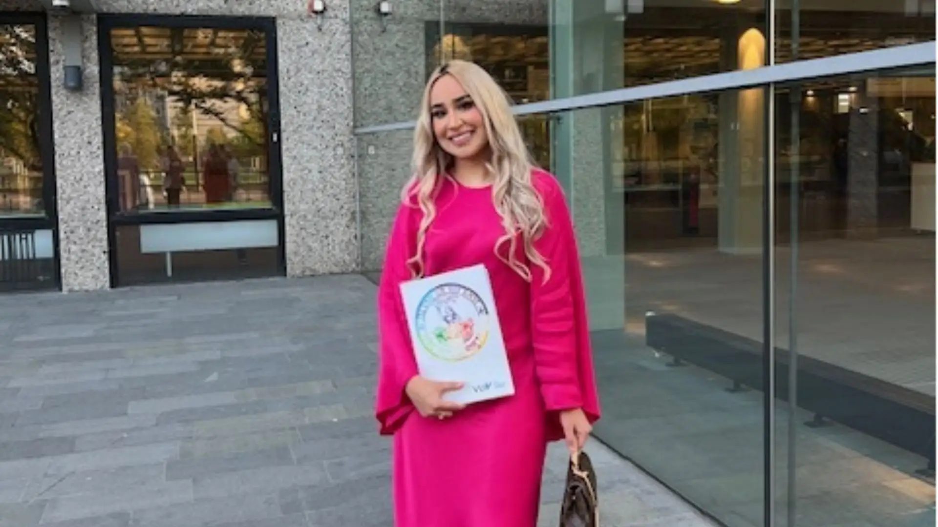 Husna Asil werkt als docent via USG Legal Husna Asil op diplomauitreiking VU
